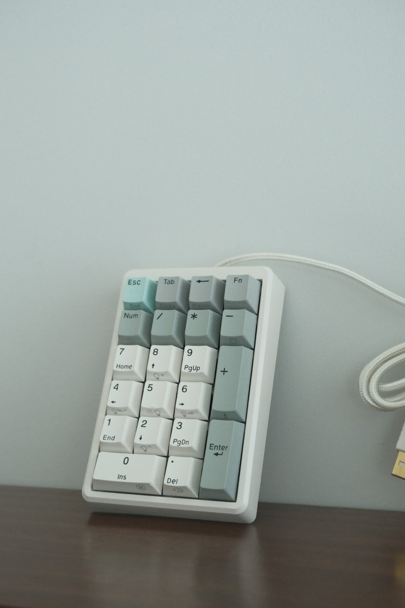NIZ 静電容量無接点方式キーボード 35G USB有線 Mini84 / X99 / S104